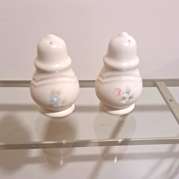 Pfaltzgraff Other - Vintage Pfaltzgraff Tea Rose print Salt & Pepper Shakers, Circa 1985.